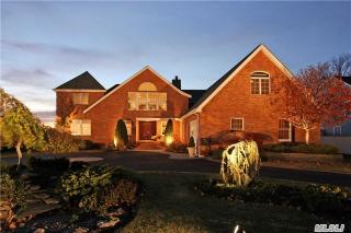 72 Lucinda Dr, Babylon, NY 11702-3714