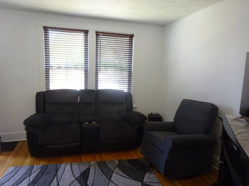 6233 Gunnison St, Chicago, IL 60630-2935