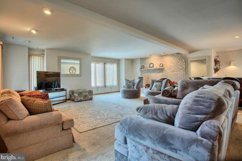 409 Dart Dr, Hanover PA 17331-1327 exterior