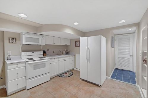 40 Cox Ave, Armonk NY 10504-2016 exterior