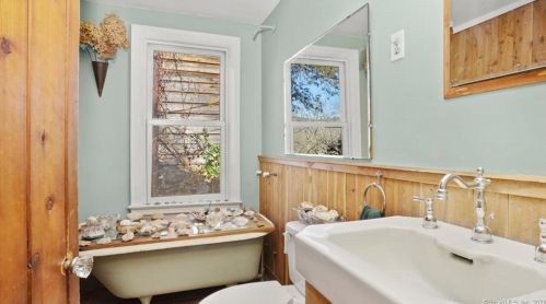 593 Roosevelt Dr, Seymour CT 06478-1739 exterior