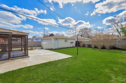 2220 Jackson St, Waukegan IL 60085-7354 exterior