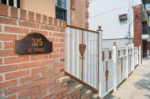 325 12th St, Union City, NJ 07087-4203