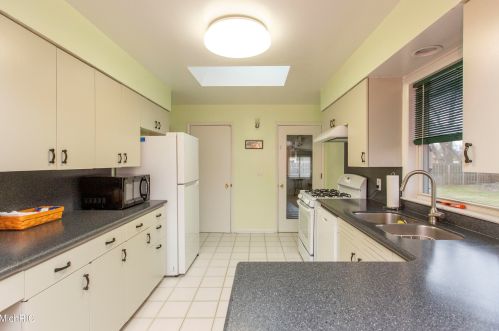 5231 Old Colony Rd, Kalamazoo MI 49008-3216 exterior