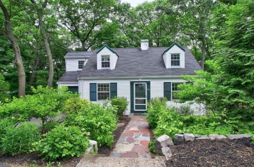 62 Roundwood Rd, Newton, MA 02464-1217