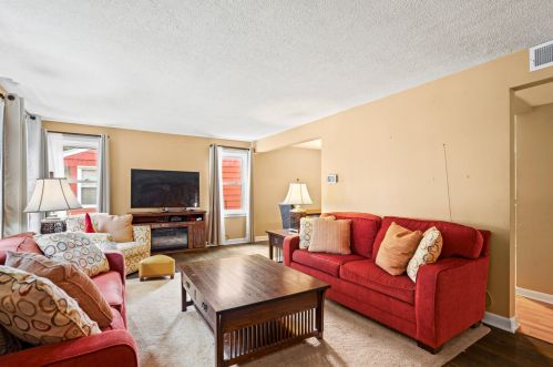 2755 88th St, Milwaukee, WI 53222-4645