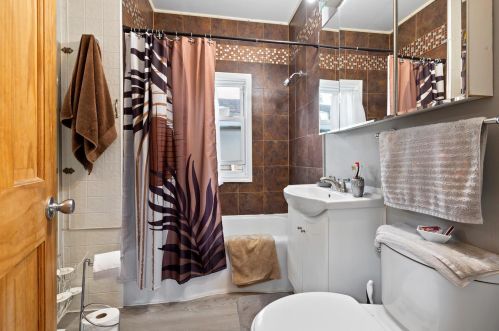 385 Becher St, Milwaukee, WI 53207-1221