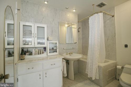 1078 Corn Crib Dr, Huntingdon Valley PA 19006-3306 exterior