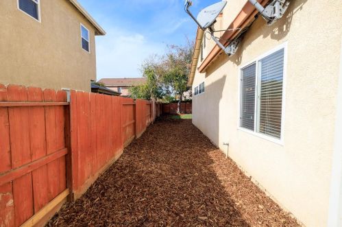 3987 Sterling Oaks Dr, Turlock CA 95382-8802 exterior