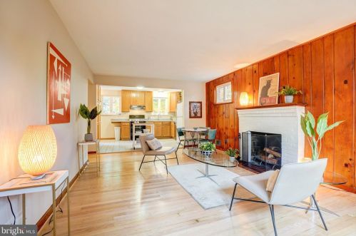 102 Mannakee St, Rockville, MD 20850-2122