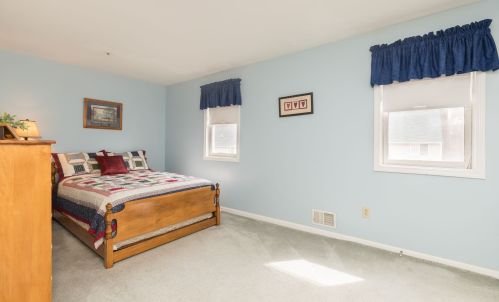 8 Frd Lndg Dr, Dover NH 03820-4552 exterior