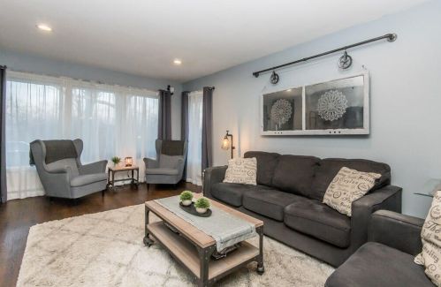 6045 Lincoln Crk Dr, Milwaukee WI 53218-4938 exterior