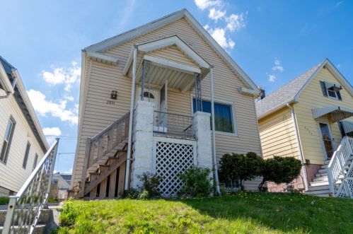 2851 9th St, Milwaukee, WI 53215-3939