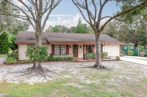 3861 11th Ave, Naples, FL 34117-4139