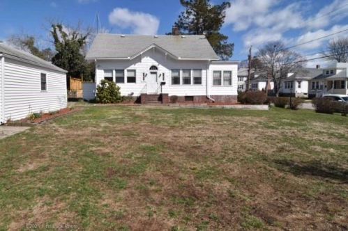 46 Peckham Ave, Providence, RI 02908-1011