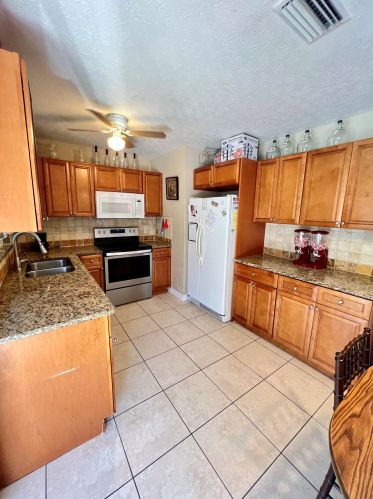 982 California Blvd, Fort Pierce FL  34953-1813 exterior