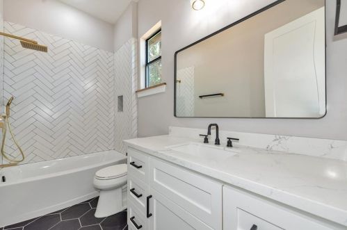 302 Edgewood Dr, Montgomery TX exterior