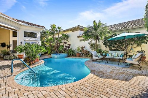 1052 Grand Isle Dr, Naples FL 34108-3325 exterior