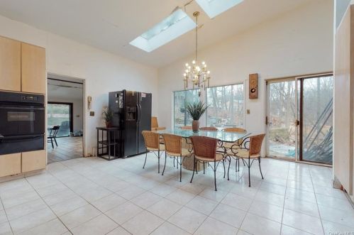 25 Sparrowbush Rd, Upper Saddle River NJ 07458-1420 exterior