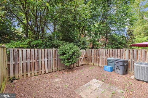 5840 Berkshire Ct, Alexandria VA 22303-1630 exterior