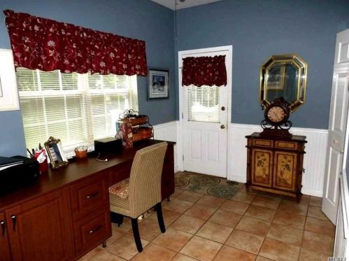 32 Pheasant Run Ln, Huntington Station NY 11746-8142 exterior