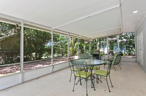 708 Grand Cir, Tampa FL  33617-7844 exterior