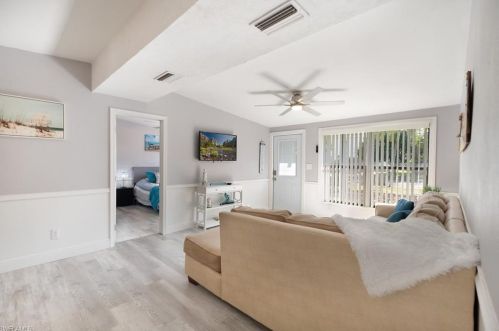 2047 Hbr Ln, Naples FL 34104-4218 exterior