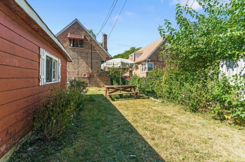 7733 Hamilton Ave, Chicago IL 60618-3917 exterior