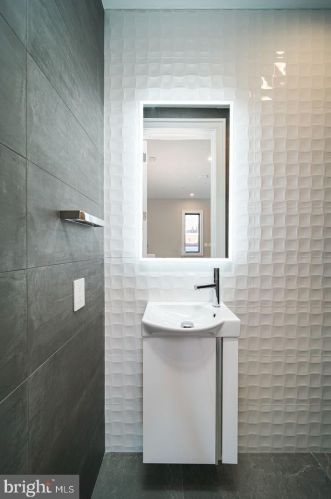 722 Broad St, Philadelphia PA 19146-3119 exterior