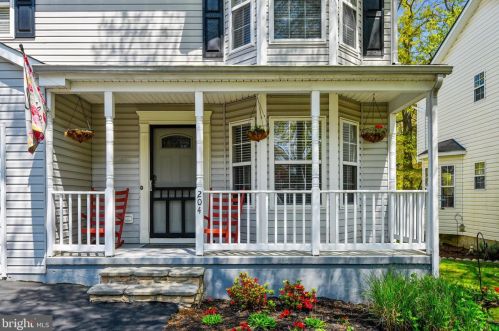 204 Cadle Ave, Edgewater, MD 21037-4805