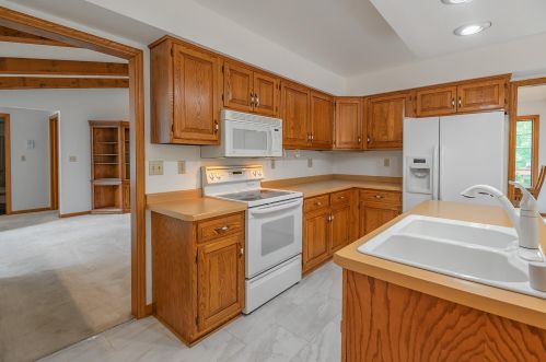 3809 Oakridge Ct, Milwaukee WI 53228-1367 exterior