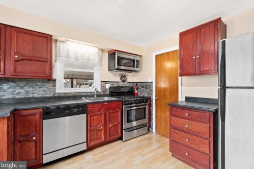 581 Kings Hwy, Camden NJ 08106-2207 exterior