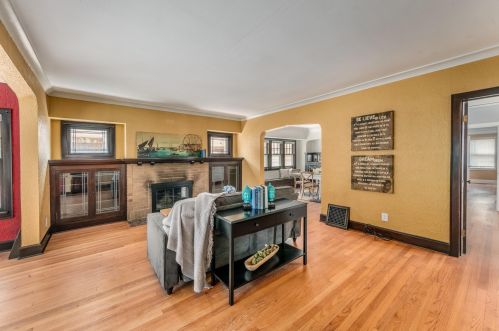 2143 60th St, Milwaukee, WI 53208-1043