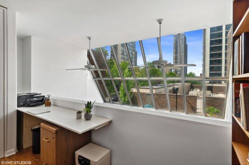 1537 Sandburg Ter, Chicago IL 60610-8052 exterior