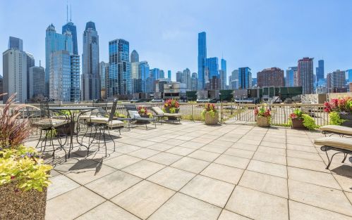 111 Maple St, Chicago IL  60610-5401 exterior