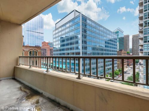 200 Jefferson St, Chicago IL  60661-5603 exterior