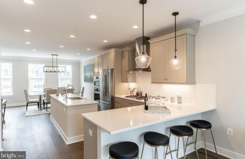 10338 Grosvenor Pl, Rockville MD 20852 exterior