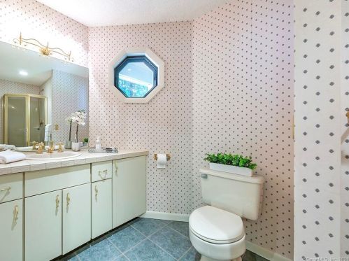 1 Essex Ct, Farmington CT 06032-1433 exterior