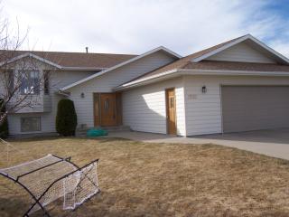 1930 Oregon Dr, Bismarck, ND 58503-5319