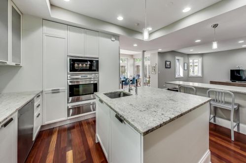 579 Hawthorne Pl, Chicago IL  60657-2922 exterior