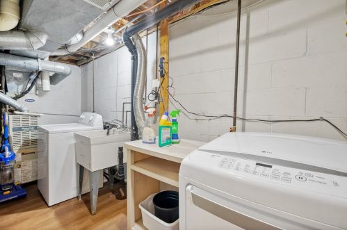 501 Bonnie Brae Dr, Moon Twp PA  15108-3851 exterior