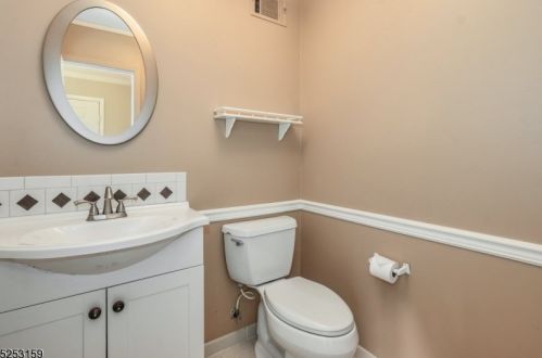 39 Wareham Ct, Scotch Plains NJ 07076-3132 exterior