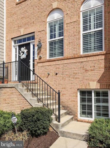 2213 Leesborough Dr, Silver Spring, MD 20902-2892