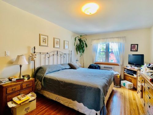 1835 Mayflower Ave, Bronx NY 10461-4007 exterior