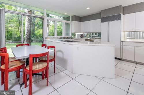 24 Brookstone Dr, Princeton NJ 08540-2402 exterior