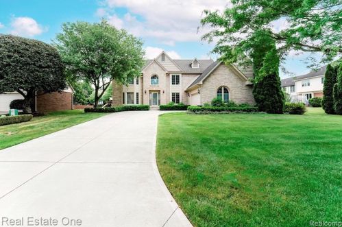 1274 Kingspath Dr, Rochester, MI 48306-3726