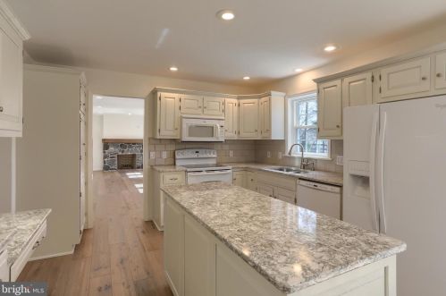 850 Zermatt Dr, Hummelstown PA  17036-9706 exterior