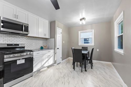 9635 Melvina St, Milwaukee, WI 53222-2542