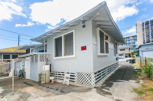 731 Paani St, Honolulu HI 96826-4223 exterior