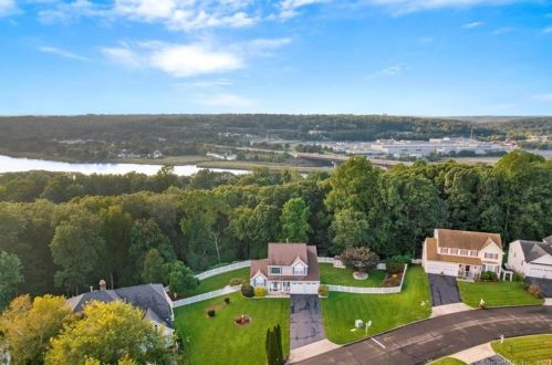 42 Juniper Dr, Milford CT 06461-9118 exterior